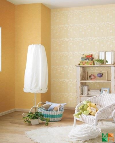 Giấy dán tường Nhật Bản họa tiết hoa lá độc đáo với gam màu vàng nổi bật